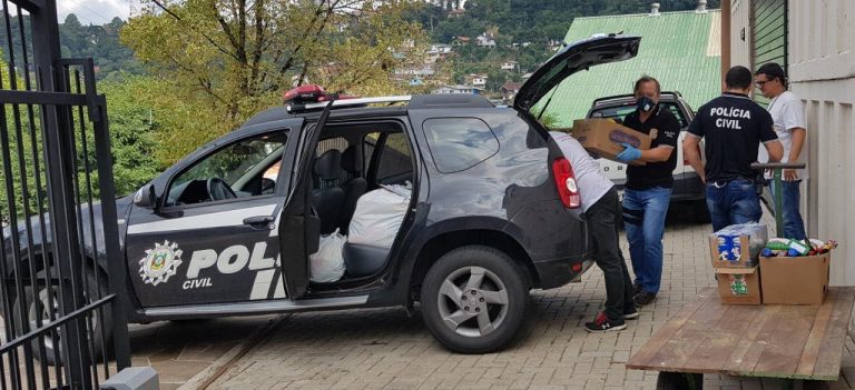 policia-civil-faz-doacao-de-cestas-basicas