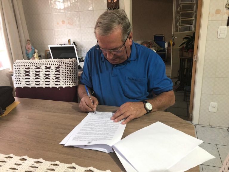 constantino-assina-novo-decreto-em-canela