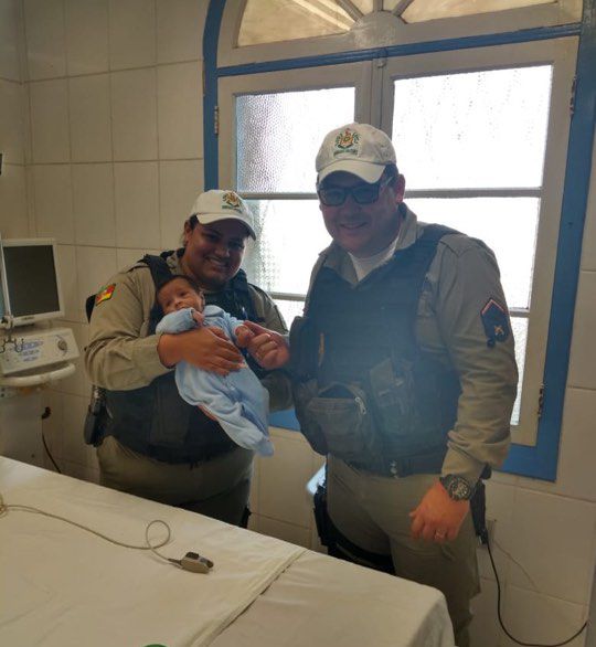 policiais-salvam-bebe-em-canela