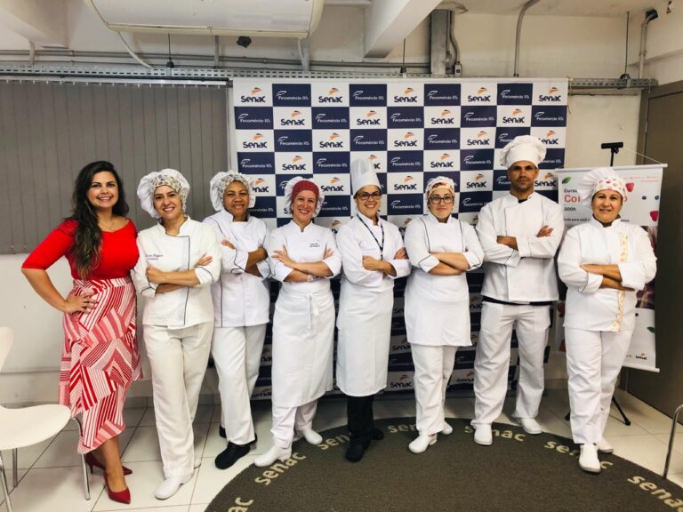 Diretora-Daniela-e-turma-Gastronomia-Senac-Gramado (1)