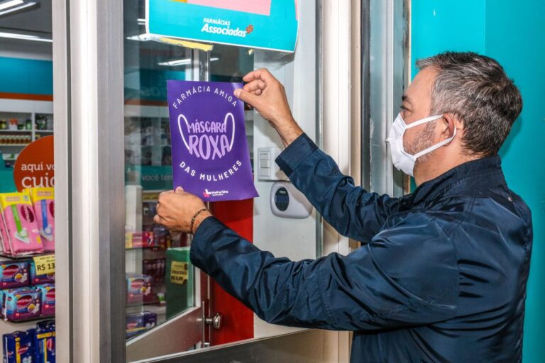 mascara-roxa-em-gramado