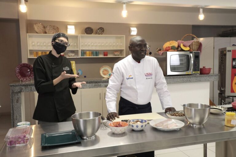 Cozinha-Experimental-Helenne-Sanderson-Semearhis-e-Chef-Mamadou-Sène-Senac-Porto-Alegre-1-e1601314674643