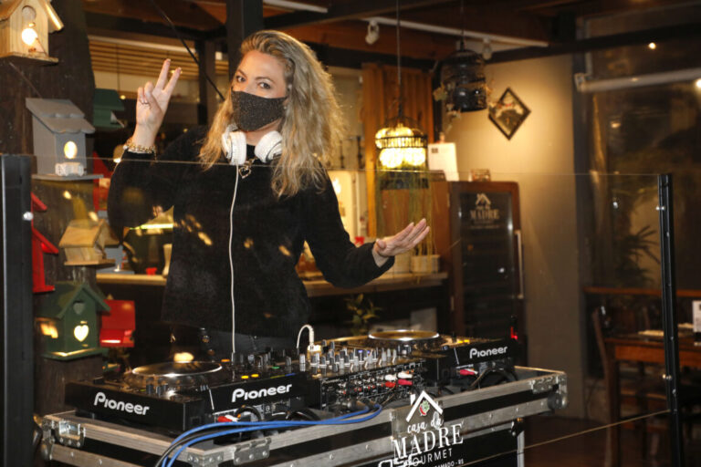 DJ-Michele-Wender-Foto-Cleiton-Thiele-SerraPress-e1602263991501