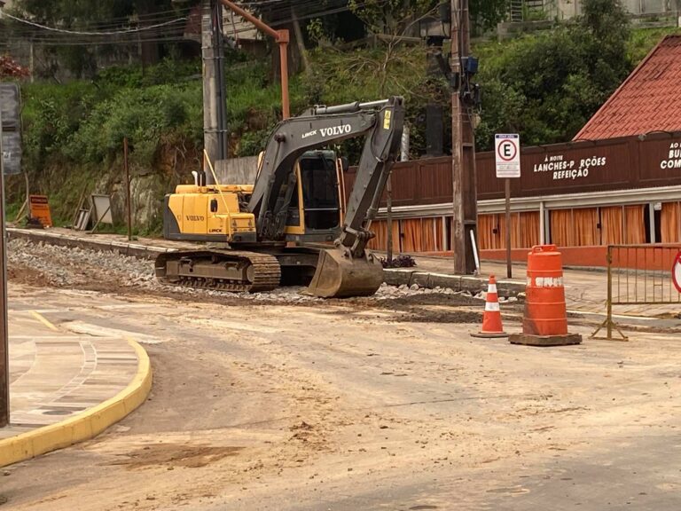 obra-rompe-adutora-centro-de-gramado