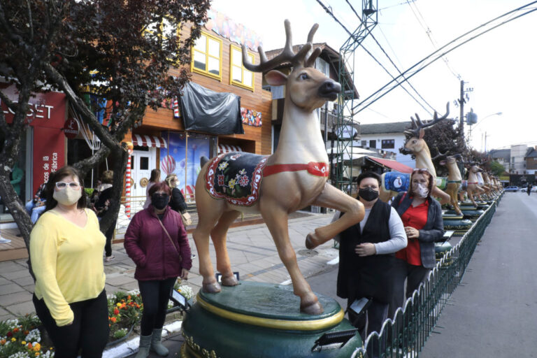 Foto-Renas-com-artistas-plásticas-de-Gramado-e1606334786558