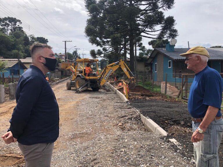 Marcelo conversando com o morador da rua Loureiro da Silva, Nelson Gross