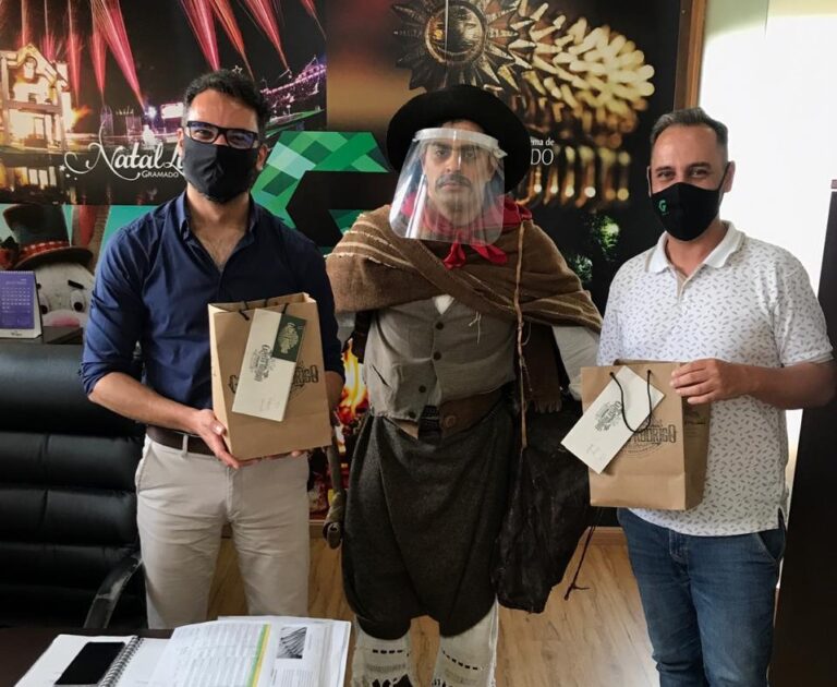 Na Gramadortur o personagem Nicolau com Rafael Carniel e Diego Goulart