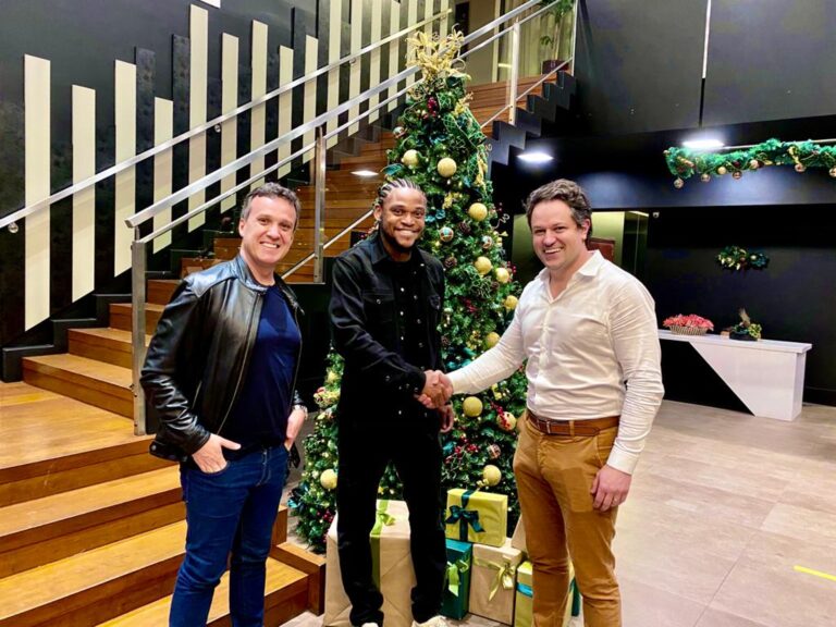 Marcelo, Luiz Adriano (centro) e diretor da PRG Giovani Ghisleni (1)