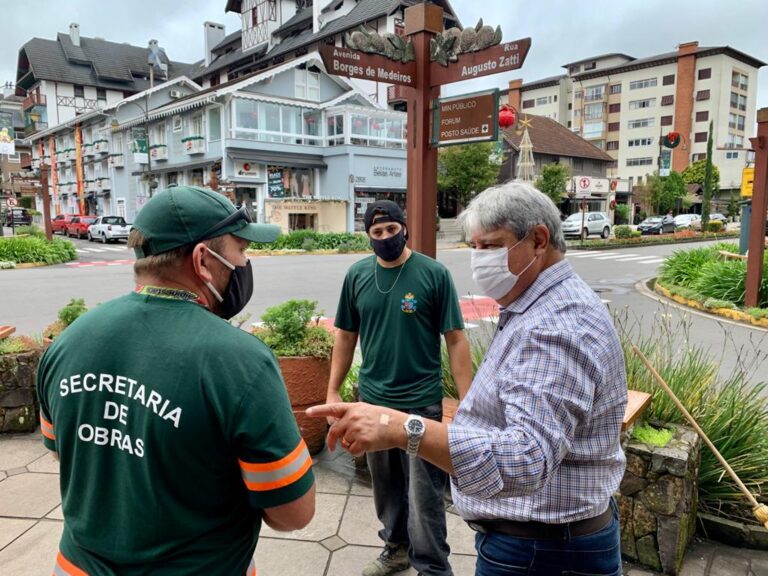 Prefeito acompanha recuperação das calçadas centrais1