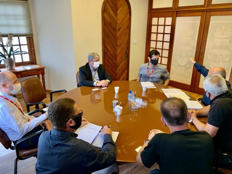 Prefeito se reúne com a RGE para tratar da retirada de postes da Borges