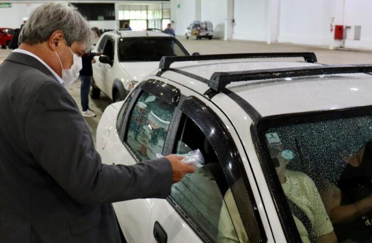 Com distribuição de máscaras e música ao vivo, drive-thru vacina 450 idosos em Gramado1
