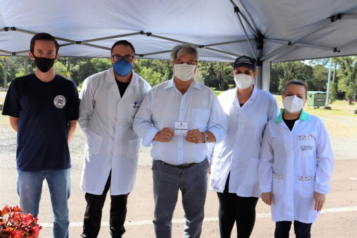 Prefeito-Nestor-Tissot-recebe-a-primeira-dose-da-vacina-contra-a-Covid-19-e1618861816256