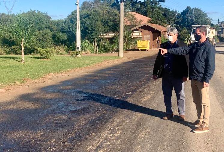 Prefeito Nestor acompanha obras e autoriza retomada de asfaltamento no bairro Piratini