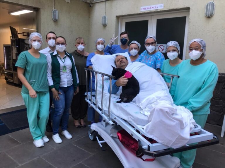 aguinaldo-com-cachorra-hospital-equipe