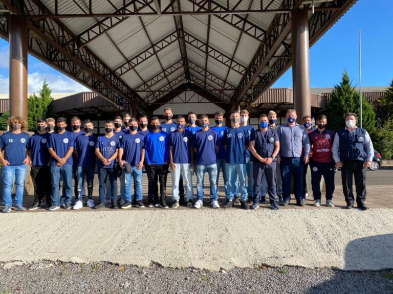 atletas-do-gramadense-auxiliam-na-vacinacao