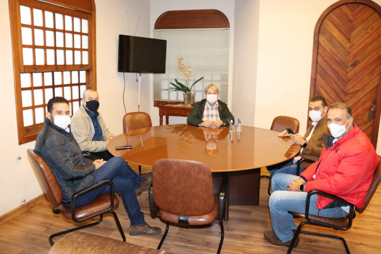 Prefeito recepciona representantes da Prefeitura de Goianésia