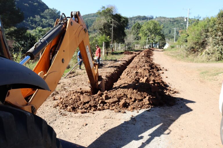 prefeitura-instala-rede-de-distribuição-de-água-para-famílias-da-Linha-Furna-22-07-2021