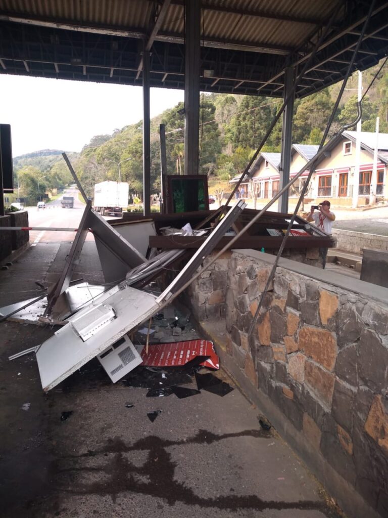 caminhao-destroi-cabine-do-pedagio