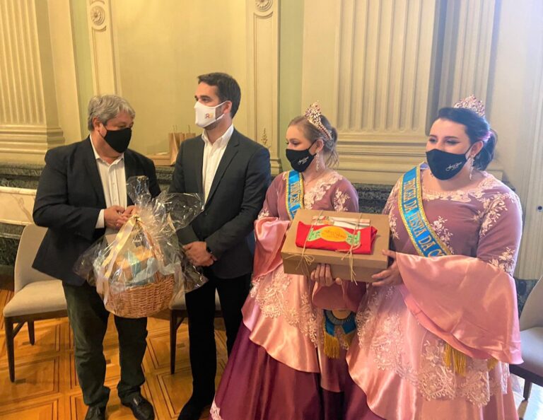 Entrega do convite ao Governador