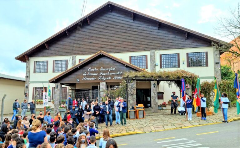 Estudantes celebram a patria