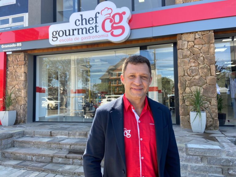 Foto Marcelo frente escola