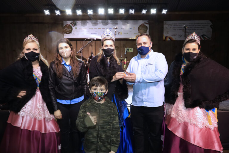 Foto entrega trofeu Espantalho Destaque