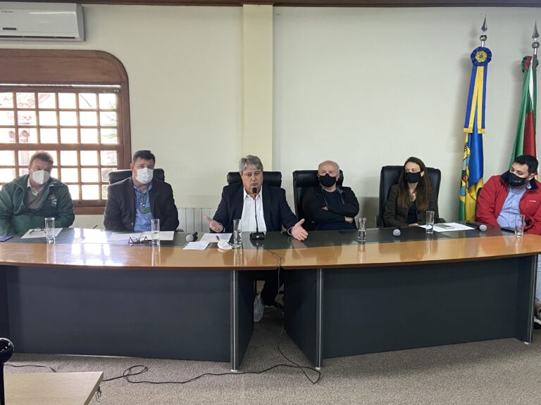 Foto autoridades coletiva passaporte vacinal.19.11