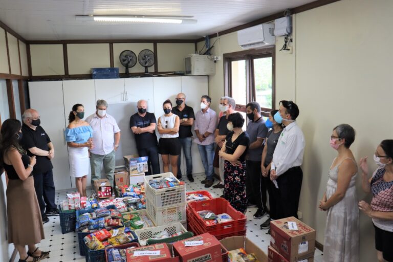 Foto Gabinete 1 Dama entega de alimentos