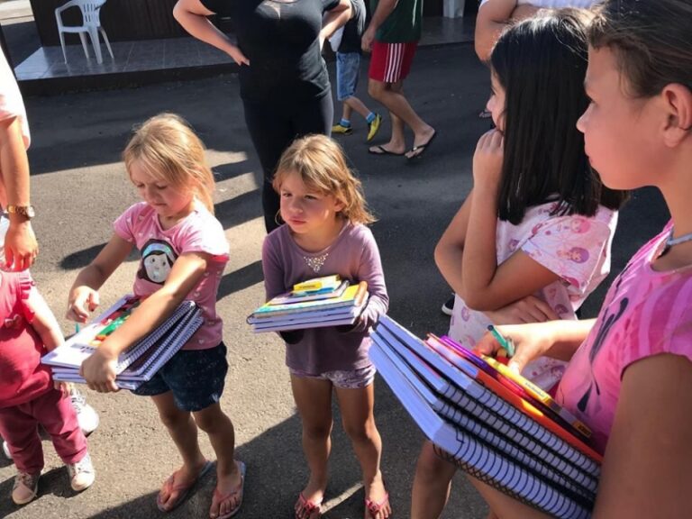 Foto entrega material escolar Cara de Mau