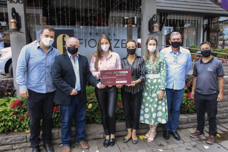 Foto entrega premiação Brilha Gramado.06.01