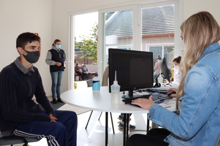 Covid, 94,6% dos adolescentes têm pelo menos uma dose_ crianças 38,6%