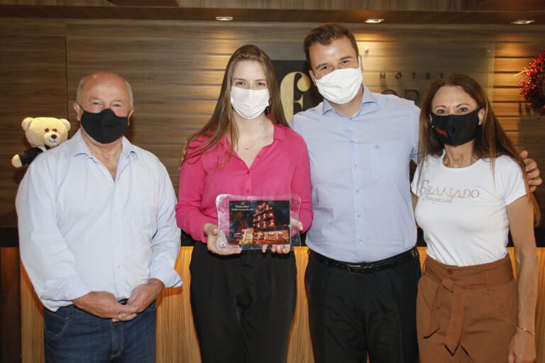 Foto Brilha Gramado.entrega troféu