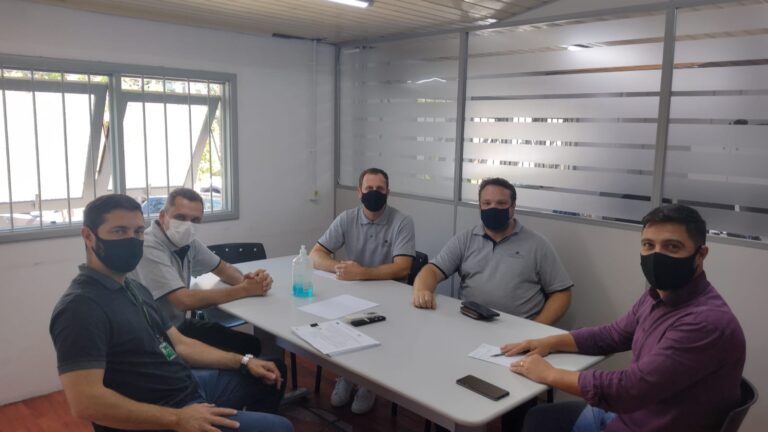 Secretário se reúne com entidades para debater combate à Covid-19