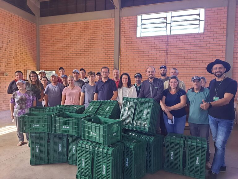 Foto Sicredi doa 150 caixas plásticas