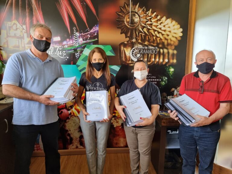 Foto entrega relatorio de imprensa 36 Natal Luz