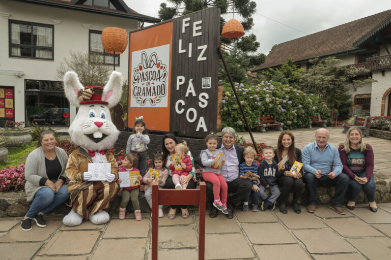 Crianças de escolas municipais recebem livreto da Páscoa em Gramado