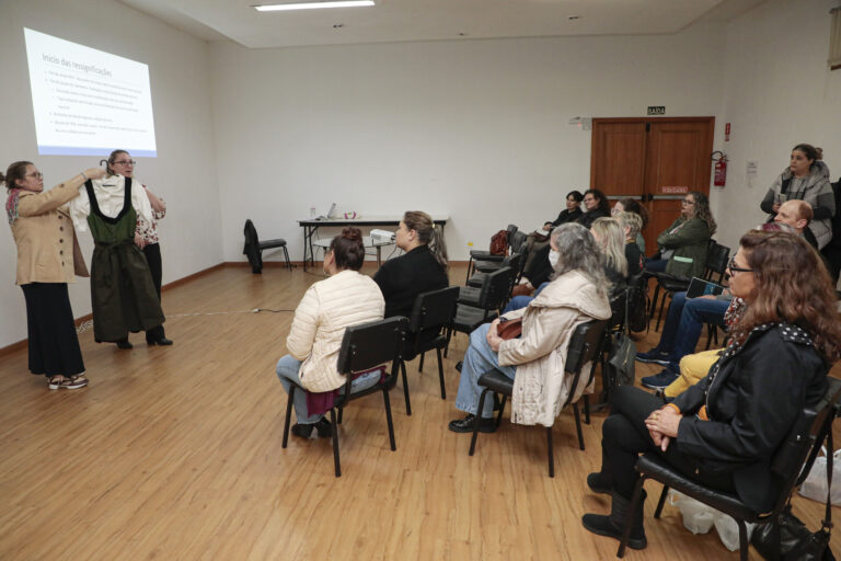 Foto palestra Escolinha sobre figurinos