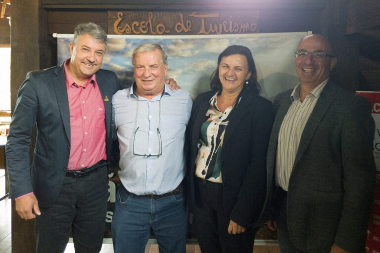 Prefeito Constantino foi reeleito presidente da Amserra