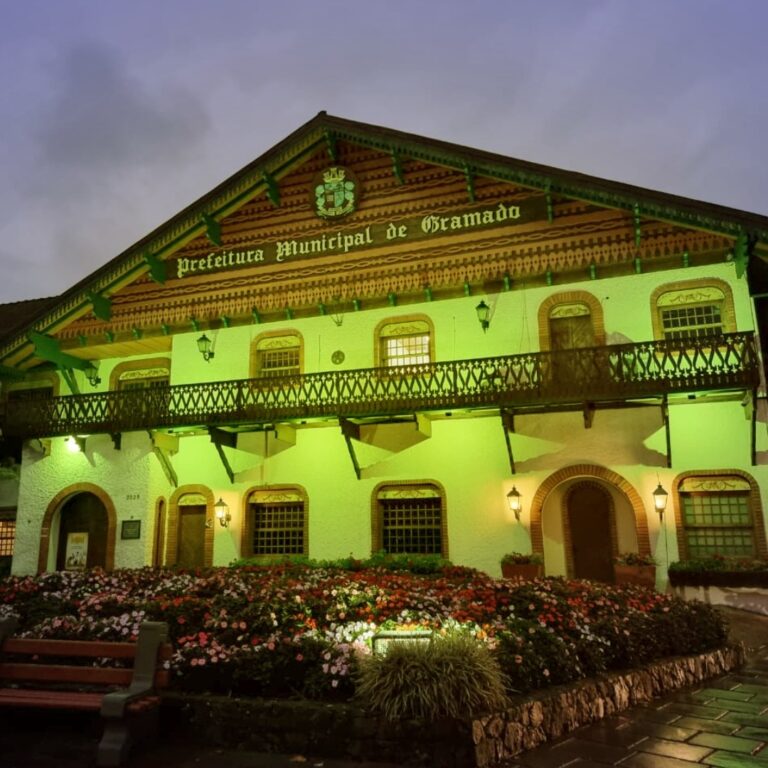 Prefeitura é iluminada em alusão à campanha Maio Amarelo