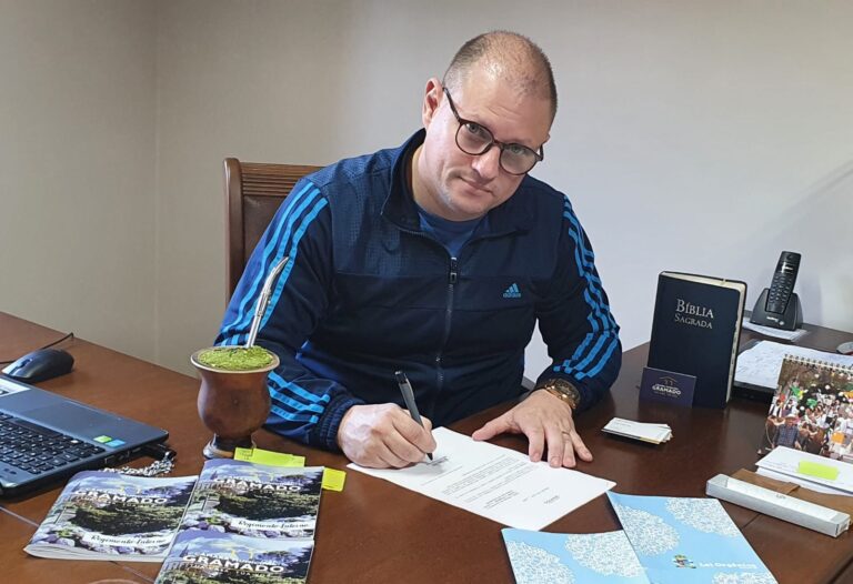 joel-reis-assinando-projeto