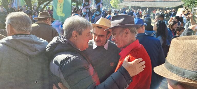 Prefeito Nestor retorna de internação e visita Festa da Colônia