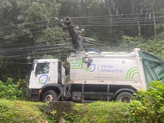 caminhao-lixo-acidente