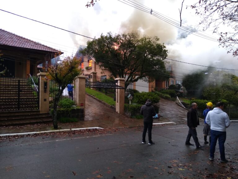 casa tomada pelas chamas