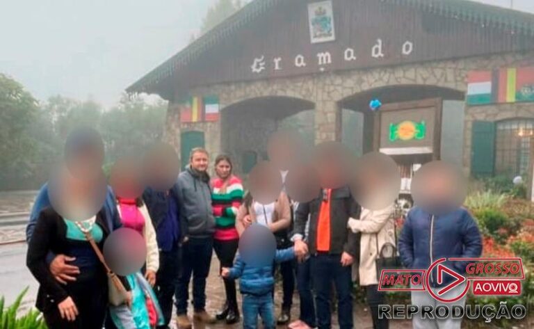 servidora passeia em gramado