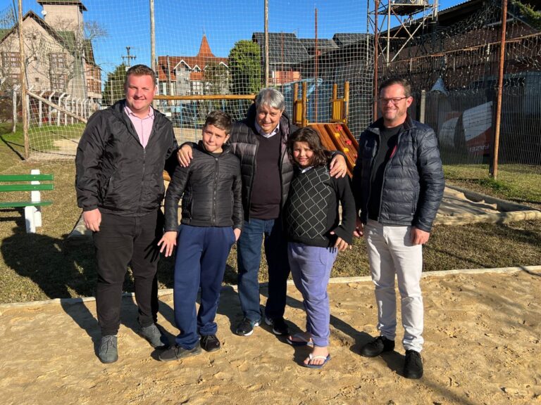 2 - Lucas, Nestor e Rafael com moradores