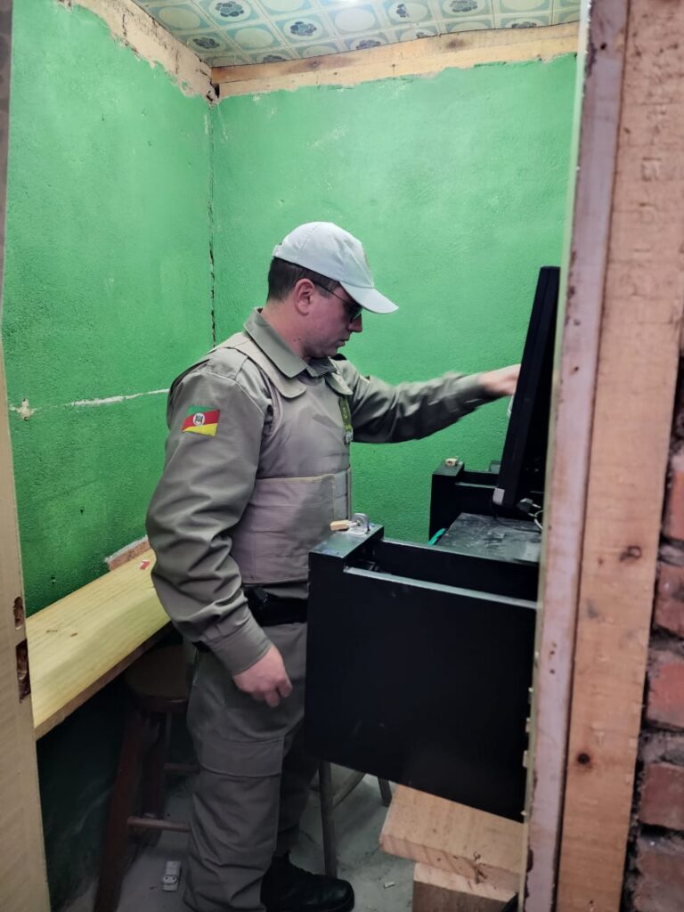 BRIGADA MILITAR DE GRAMADO APREENDE MÁQUINAS CAÇA-NÍQUEIS EM BAR NA VÁRZEA GRANDE