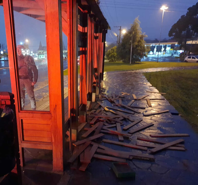 BRIGADA MILITAR DE GRAMADO PRENDE EM FLAGRANTE HOMEM QUE DEPREDOU PARADA DE ÔNIBUS