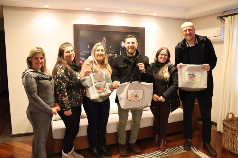 Catiane, Luciana (vice), Mísia e Jaqueline com Renan e Daniel