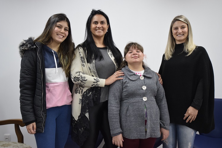 Júlia, professoras e Mirele red