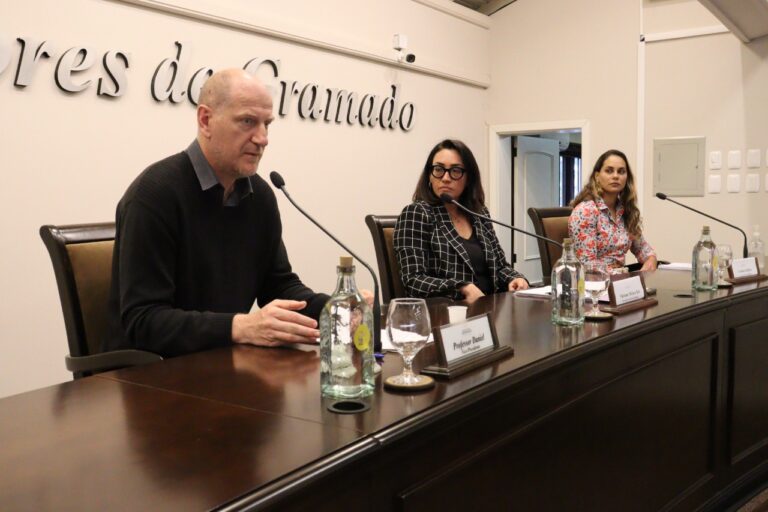 Professor Daniel, procuradora e secretária adj